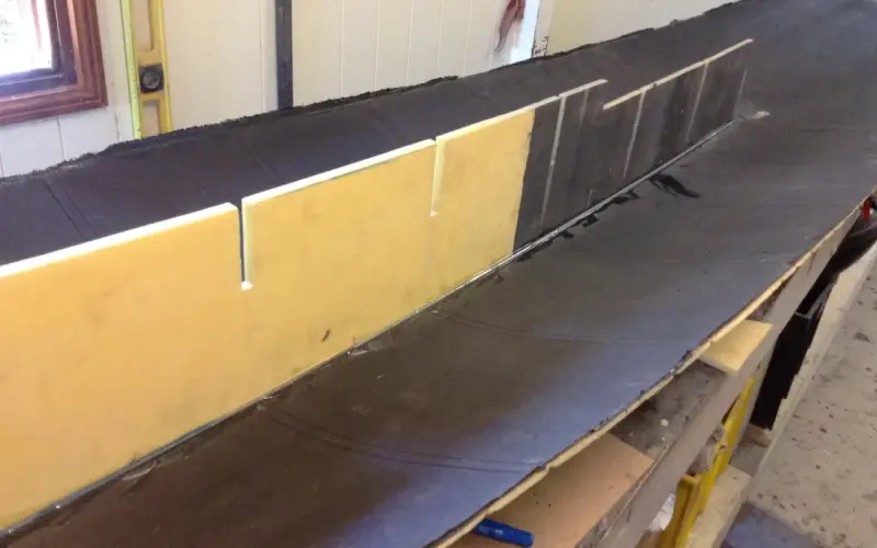 Front stringer glued into the hull, note cut-out in carbon section for the mast-track box.